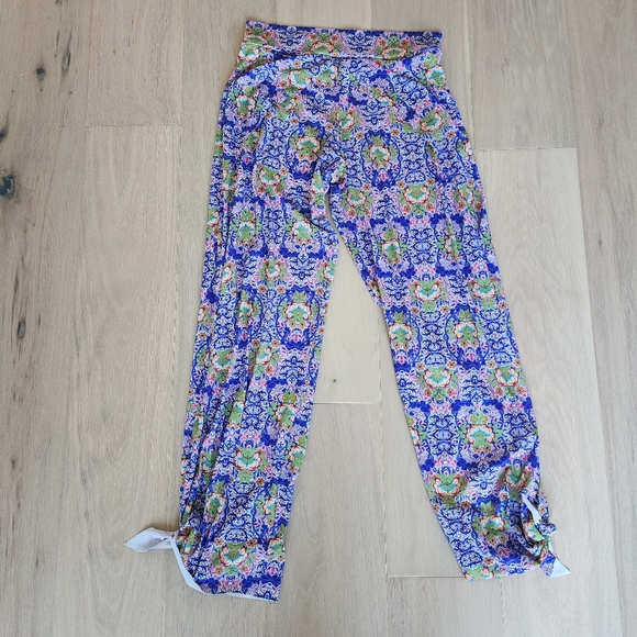 Onzie Pura Vida Pants in Abstract Lotus - Picture 2 of 3